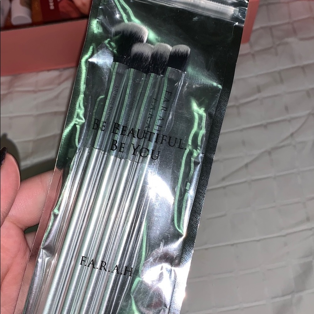 4 Makeup brushes!